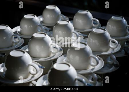 Viele Kaffeetassen sind für eine Teepause in einer Business Meeting Konferenz vorbereitet und erfrischen sich in der Nachmittagssonne Stockfoto