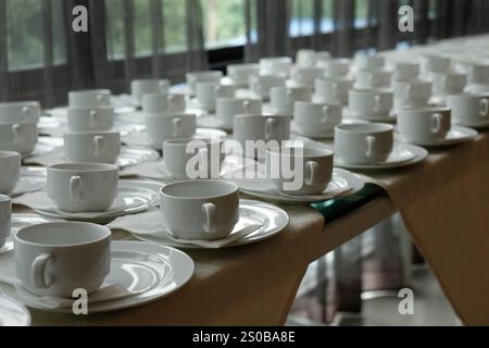 Viele Kaffeetassen für eine Teepause in einer Konferenz für Geschäftstreffen, um den Nachmittag zu erfrischen Stockfoto