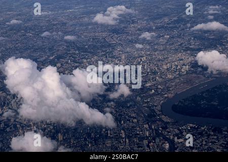 Bangkok Stadt Vogelperspektive aus einem Flugzeug aufgenommen, dass Flug in einem Morgen mit wärmenden Farbe des Sonnenaufgangs und etwas Schatten von Wolken Foto kann einige n hatte Stockfoto