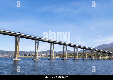 Hobart Tasmania, die Tasman Bridge über den Fluss Derwent, eine Spannbetonträgerbrücke für den Tasman Highway über den Fluss, Australien Stockfoto