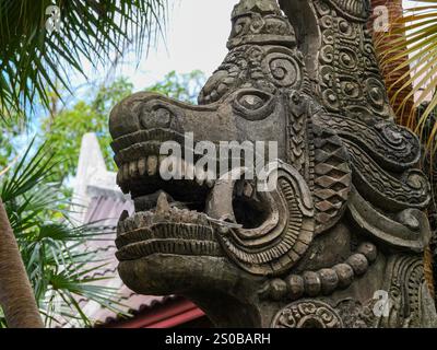 Nahaufnahme eines Steindrachen mit offenem Mund Stockfoto