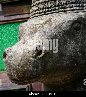Nahaufnahme einer Steinstatue eines Pferdes mit Krone Stockfoto
