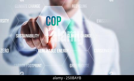 Der Geschäftsmann, der mit der Hand auf das Wort COP zeigt Stockfoto