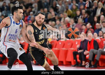 Monaco, Monaco. Dezember 2024. AS Monaco Spieler # und Istanbul Spieler # sind am 26. dezember 2024 in der Gaston Medecin Hall in Monaco im Euroleague Spiel zwischen AS Monaco und Anadolu Efes Istanbul, Foto: Laurent Coust/ABACAPRESS; COM Credit: Abaca Press/Alamy Live News Stockfoto