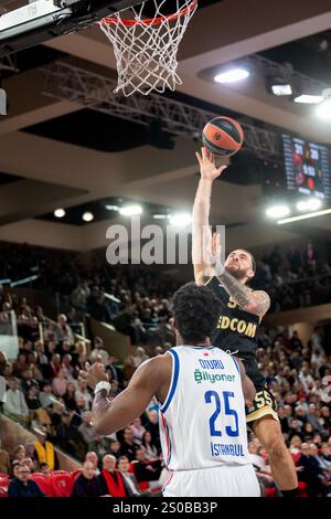 Monaco, Monaco. Dezember 2024. Als Monaco-Spieler #55 ist Mike James am 26. dezember 2024 in der Gaston Medecin Hall in Monaco beim Euroleague-Spiel zwischen AS Monaco und Anadolu Efes Istanbul im Einsatz, Foto: Laurent Coust/ABACAPRESS; COM Credit: Abaca Press/Alamy Live News Stockfoto