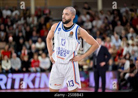 Monaco, Monaco. Dezember 2024. Istanbul Spieler #13 Darius Thompson ist am 26. dezember 2024 in der Gaston Medecin Hall in Monaco beim Euroleague-Spiel zwischen AS Monaco und Anadolu Efes Istanbul im Einsatz, Foto: Laurent Coust/ABACAPRESS; COM Credit: Abaca Press/Alamy Live News Stockfoto