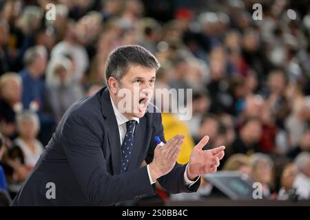 Monaco, Monaco. Dezember 2024. Istanbul-Trainer Tomislav Mijatovic reagiert am 26. dezember 2024 während des Euroleague-Spiels zwischen AS Monaco und Anadolu Efes Istanbul in Gaston Medecin Hall in Monaco, Foto: Laurent Coust/ABACAPRESS; COM Credit: Abaca Press/Alamy Live News Stockfoto