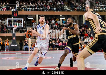 Monaco, Monaco. Dezember 2024. Als Monaco-Spieler #30 Vitto Brown und #9 Georgios Papagiannis und Istanbul-Spieler # 24 Ercan Osmani sind am 26. dezember 2024 in der Gaston Medecin Hall in Monaco im Euroleague-Spiel zwischen AS Monaco und Anadolu Efes Istanbul zu sehen, Foto: Laurent Coust/ABACAPRESS;COM Credit: Abaca Press/Alamy Live News Stockfoto
