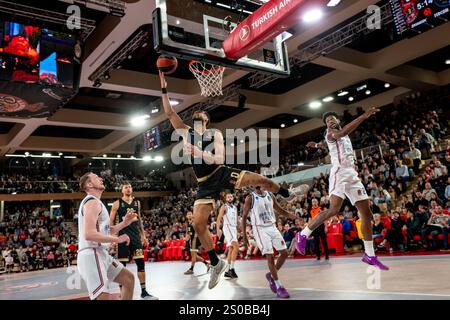 Monaco, Monaco. Dezember 2024. Als Monaco-Spieler #0 Elie Okobo und #20 Donatas Motiejunas und Istanbul-Spieler #25 Dan Oturu, #1 Rodrigue Beaubois und #11 Rolands Smits sind während des Euroleague-Spiels zwischen AS Monaco und Anadolu Efes Istanbul am 26. dezember 2024 in der Gaston Medecin Hall in Monaco zu sehen, Foto von Laurent Coust/ABACAPRESS;COM Credit: Abaca Press/Alamy Live News Stockfoto