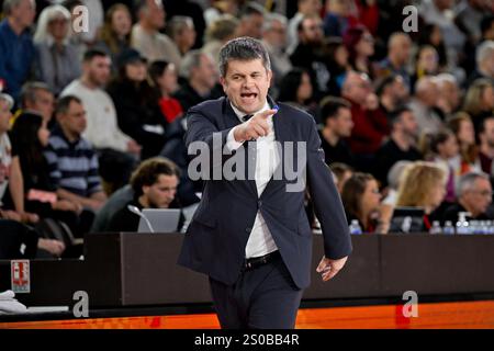 Monaco, Monaco. Dezember 2024. Istanbul-Trainer Tomislav Mijatovic reagiert am 26. dezember 2024 während des Euroleague-Spiels zwischen AS Monaco und Anadolu Efes Istanbul in Gaston Medecin Hall in Monaco, Foto: Laurent Coust/ABACAPRESS; COM Credit: Abaca Press/Alamy Live News Stockfoto