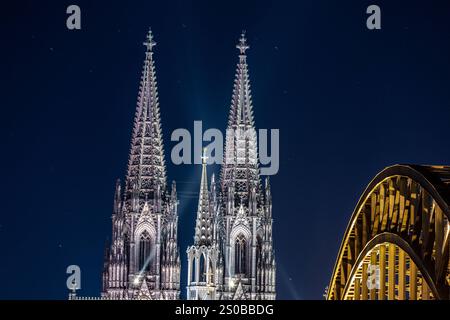 Stern von Bethlehem leuchtet am Kölner Dom Blick bei Nacht vom Deutzer Rheinufer an der Hohenzollernbrücke auf den Kölner Dom mit dem zur Weihnachtszeit beleuchteten Stern von Bethlehem auf dem Vierungsturm der Kathedrale.- 26.12.2024 Köln Deutz Nordrhein-Westfalen Deutschland *** Stern von Bethlehem leuchtet auf dem Kölner Dom Blick bei Nacht vom Deutz-Ufer des Rheins an der Hohenzollernbrücke zum Kölner Dom mit dem Stern von Bethlehem mit dem Bethlehem beleuchteten Stern in der Weihnachtszeit auf der Kathedrale 26 12 2024 Köln Deutz Nordrhein-Westfalen Copyright: xmarcjohn.dex Stockfoto