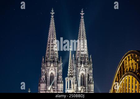 Stern von Bethlehem leuchtet am Kölner Dom Blick bei Nacht vom Deutzer Rheinufer an der Hohenzollernbrücke auf den Kölner Dom mit dem zur Weihnachtszeit beleuchteten Stern von Bethlehem auf dem Vierungsturm der Kathedrale.- 26.12.2024 Köln Deutz Nordrhein-Westfalen Deutschland *** Stern von Bethlehem leuchtet auf dem Kölner Dom Blick bei Nacht vom Deutz-Ufer des Rheins an der Hohenzollernbrücke zum Kölner Dom mit dem Stern von Bethlehem mit dem Bethlehem beleuchteten Stern in der Weihnachtszeit auf der Kathedrale 26 12 2024 Köln Deutz Nordrhein-Westfalen Copyright: xmarcjohn.dex Stockfoto