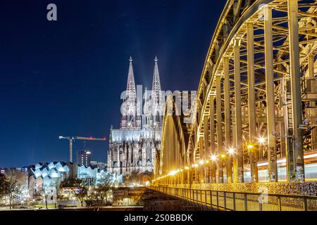 Stern von Bethlehem leuchtet am Kölner Dom Blick bei Nacht vom Deutzer Rheinufer an der Hohenzollernbrücke auf den Kölner Dom mit dem zur Weihnachtszeit beleuchteten Stern von Bethlehem auf dem Vierungsturm der Kathedrale.- 26.12.2024 Köln Deutz Nordrhein-Westfalen Deutschland *** Stern von Bethlehem leuchtet auf dem Kölner Dom Blick bei Nacht vom Deutz-Ufer des Rheins an der Hohenzollernbrücke zum Kölner Dom mit dem Stern von Bethlehem mit dem Bethlehem beleuchteten Stern in der Weihnachtszeit auf der Kathedrale 26 12 2024 Köln Deutz Nordrhein-Westfalen Copyright: xmarcjohn.dex Stockfoto