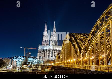 Stern von Bethlehem leuchtet am Kölner Dom Blick bei Nacht vom Deutzer Rheinufer an der Hohenzollernbrücke auf den Kölner Dom mit dem zur Weihnachtszeit beleuchteten Stern von Bethlehem auf dem Vierungsturm der Kathedrale.- 26.12.2024 Köln Deutz Nordrhein-Westfalen Deutschland *** Stern von Bethlehem leuchtet auf dem Kölner Dom Blick bei Nacht vom Deutz-Ufer des Rheins an der Hohenzollernbrücke zum Kölner Dom mit dem Stern von Bethlehem mit dem Bethlehem beleuchteten Stern in der Weihnachtszeit auf der Kathedrale 26 12 2024 Köln Deutz Nordrhein-Westfalen Copyright: xmarcjohn.dex Stockfoto