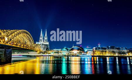 Stern von Bethlehem leuchtet am Kölner Dom Blick bei Nacht vom Deutzer Rheinufer an der Hohenzollernbrücke auf den Kölner Dom mit dem zur Weihnachtszeit beleuchteten Stern von Bethlehem auf dem Vierungsturm der Kathedrale. 27.12.2024 Köln Deutz Nordrhein-Westfalen Deutschland *** Stern von Bethlehem leuchtet auf dem Kölner Dom Blick bei Nacht vom Deutz-Rheinufer an der Hohenzollernbrücke zum Kölner Dom mit dem Stern von Bethlehem beleuchtet zur Weihnachtszeit auf dem Kreuzungsturm des Doms 27 12 2024 Köln Deutz Nordrhein-Westfalen Deutschland Urheberrecht: xmarcjohn.dex Stockfoto