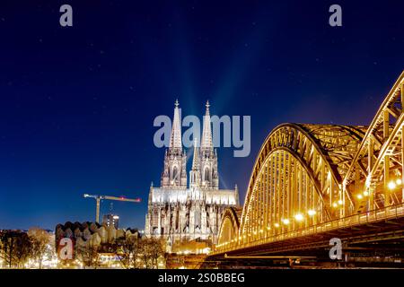 Stern von Bethlehem leuchtet am Kölner Dom Blick bei Nacht vom Deutzer Rheinufer an der Hohenzollernbrücke auf den Kölner Dom mit dem zur Weihnachtszeit beleuchteten Stern von Bethlehem auf dem Vierungsturm der Kathedrale. 27.12.2024 Köln Deutz Nordrhein-Westfalen Deutschland *** Stern von Bethlehem leuchtet auf dem Kölner Dom Blick bei Nacht vom Deutz-Rheinufer an der Hohenzollernbrücke zum Kölner Dom mit dem Stern von Bethlehem beleuchtet zur Weihnachtszeit auf dem Kreuzungsturm des Doms 27 12 2024 Köln Deutz Nordrhein-Westfalen Deutschland Urheberrecht: xmarcjohn.dex Stockfoto