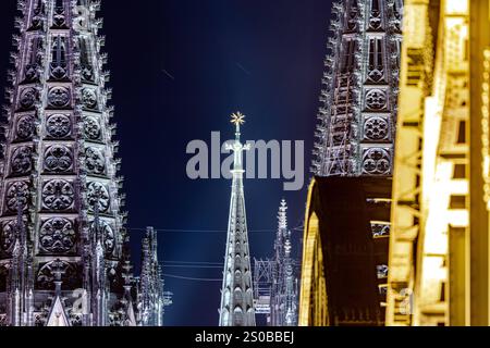 Stern von Bethlehem leuchtet am Kölner Dom Blick bei Nacht vom Deutzer Rheinufer an der Hohenzollernbrücke auf den Kölner Dom mit dem zur Weihnachtszeit beleuchteten Stern von Bethlehem auf dem Vierungsturm der Kathedrale. 27.12.2024 Köln Deutz Nordrhein-Westfalen Deutschland *** Stern von Bethlehem leuchtet auf dem Kölner Dom Blick bei Nacht vom Deutz-Rheinufer an der Hohenzollernbrücke zum Kölner Dom mit dem Stern von Bethlehem beleuchtet zur Weihnachtszeit auf dem Kreuzungsturm des Doms 27 12 2024 Köln Deutz Nordrhein-Westfalen Deutschland Urheberrecht: xmarcjohn.dex Stockfoto