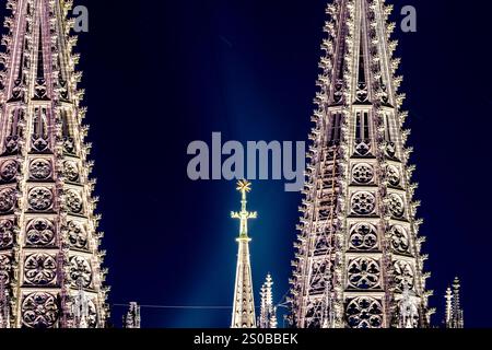 Stern von Bethlehem leuchtet am Kölner Dom Blick bei Nacht vom Deutzer Rheinufer an der Hohenzollernbrücke auf den Kölner Dom mit dem zur Weihnachtszeit beleuchteten Stern von Bethlehem auf dem Vierungsturm der Kathedrale. 27.12.2024 Köln Deutz Nordrhein-Westfalen Deutschland *** Stern von Bethlehem leuchtet auf dem Kölner Dom Blick bei Nacht vom Deutz-Rheinufer an der Hohenzollernbrücke zum Kölner Dom mit dem Stern von Bethlehem beleuchtet zur Weihnachtszeit auf dem Kreuzungsturm des Doms 27 12 2024 Köln Deutz Nordrhein-Westfalen Deutschland Urheberrecht: xmarcjohn.dex Stockfoto