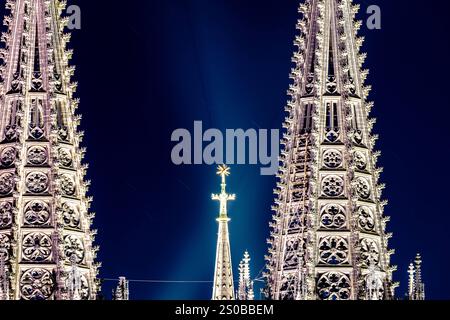 Stern von Bethlehem leuchtet am Kölner Dom Blick bei Nacht vom Deutzer Rheinufer an der Hohenzollernbrücke auf den Kölner Dom mit dem zur Weihnachtszeit beleuchteten Stern von Bethlehem auf dem Vierungsturm der Kathedrale. 27.12.2024 Köln Deutz Nordrhein-Westfalen Deutschland *** Stern von Bethlehem leuchtet auf dem Kölner Dom Blick bei Nacht vom Deutz-Rheinufer an der Hohenzollernbrücke zum Kölner Dom mit dem Stern von Bethlehem beleuchtet zur Weihnachtszeit auf dem Kreuzungsturm des Doms 27 12 2024 Köln Deutz Nordrhein-Westfalen Deutschland Urheberrecht: xmarcjohn.dex Stockfoto