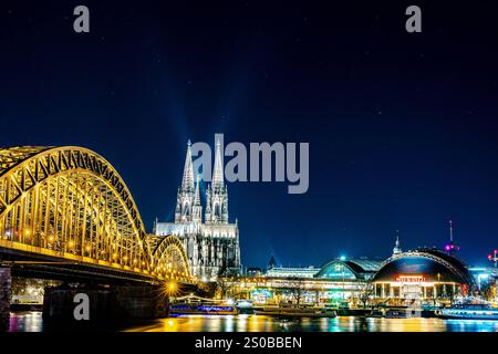 Stern von Bethlehem leuchtet am Kölner Dom Blick bei Nacht vom Deutzer Rheinufer an der Hohenzollernbrücke auf den Kölner Dom mit dem zur Weihnachtszeit beleuchteten Stern von Bethlehem auf dem Vierungsturm der Kathedrale. 27.12.2024 Köln Deutz Nordrhein-Westfalen Deutschland *** Stern von Bethlehem leuchtet auf dem Kölner Dom Blick bei Nacht vom Deutz-Rheinufer an der Hohenzollernbrücke zum Kölner Dom mit dem Stern von Bethlehem beleuchtet zur Weihnachtszeit auf dem Kreuzungsturm des Doms 27 12 2024 Köln Deutz Nordrhein-Westfalen Deutschland Urheberrecht: xmarcjohn.dex Stockfoto