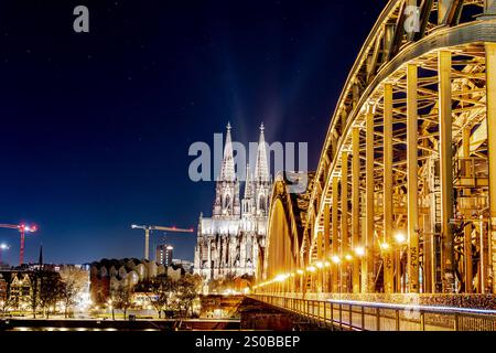 Stern von Bethlehem leuchtet am Kölner Dom Blick bei Nacht vom Deutzer Rheinufer an der Hohenzollernbrücke auf den Kölner Dom mit dem zur Weihnachtszeit beleuchteten Stern von Bethlehem auf dem Vierungsturm der Kathedrale. 27.12.2024 Köln Deutz Nordrhein-Westfalen Deutschland *** Stern von Bethlehem leuchtet auf dem Kölner Dom Blick bei Nacht vom Deutz-Rheinufer an der Hohenzollernbrücke zum Kölner Dom mit dem Stern von Bethlehem beleuchtet zur Weihnachtszeit auf dem Kreuzungsturm des Doms 27 12 2024 Köln Deutz Nordrhein-Westfalen Deutschland Urheberrecht: xmarcjohn.dex Stockfoto