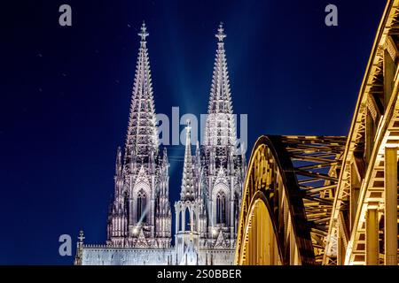 Stern von Bethlehem leuchtet am Kölner Dom Blick bei Nacht vom Deutzer Rheinufer an der Hohenzollernbrücke auf den Kölner Dom mit dem zur Weihnachtszeit beleuchteten Stern von Bethlehem auf dem Vierungsturm der Kathedrale. 27.12.2024 Köln Deutz Nordrhein-Westfalen Deutschland *** Stern von Bethlehem leuchtet auf dem Kölner Dom Blick bei Nacht vom Deutz-Rheinufer an der Hohenzollernbrücke zum Kölner Dom mit dem Stern von Bethlehem beleuchtet zur Weihnachtszeit auf dem Kreuzungsturm des Doms 27 12 2024 Köln Deutz Nordrhein-Westfalen Deutschland Urheberrecht: xmarcjohn.dex Stockfoto