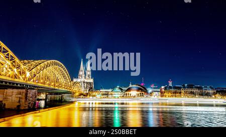 Stern von Bethlehem leuchtet am Kölner Dom Blick bei Nacht vom Deutzer Rheinufer an der Hohenzollernbrücke auf den Kölner Dom mit dem zur Weihnachtszeit beleuchteten Stern von Bethlehem auf dem Vierungsturm der Kathedrale. 27.12.2024 Köln Deutz Nordrhein-Westfalen Deutschland *** Stern von Bethlehem leuchtet auf dem Kölner Dom Blick bei Nacht vom Deutz-Rheinufer an der Hohenzollernbrücke zum Kölner Dom mit dem Stern von Bethlehem beleuchtet zur Weihnachtszeit auf dem Kreuzungsturm des Doms 27 12 2024 Köln Deutz Nordrhein-Westfalen Deutschland Urheberrecht: xmarcjohn.dex Stockfoto