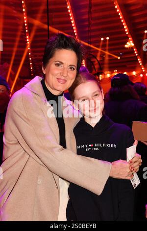 Susanne Kellermann und ihre Tochter Filippa bei der Circus Krone Weihnachts Premiere vom Winterprogramm „Freestyle“ am 25.12.2024 in München Stockfoto