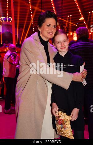 Susanne Kellermann und ihre Tochter Filippa bei der Circus Krone Weihnachts Premiere vom Winterprogramm „Freestyle“ am 25.12.2024 in München Stockfoto