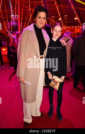 Susanne Kellermann und ihre Tochter Filippa bei der Circus Krone Weihnachts Premiere vom Winterprogramm „Freestyle“ am 25.12.2024 in München Stockfoto