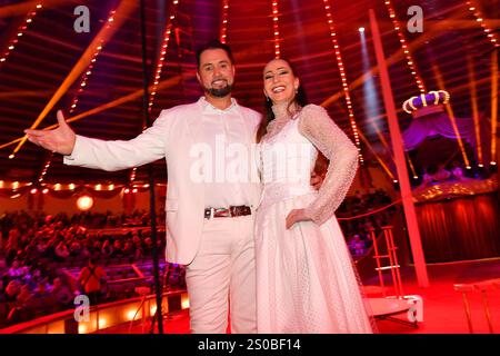 Martin Lacey Jr. und Jana Mandana Lacey-Krone bei der Circus Krone Weihnachts Premiere vom Winterprogramm „Freestyle“ am 25.12.2024 in München Stockfoto