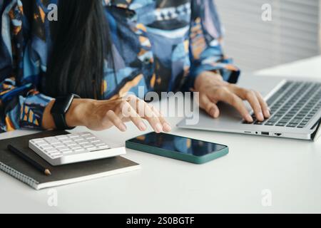 Frau, Die Während Der Arbeit Im Büro Nachrichten Auf Dem Smartphone Überprüft Stockfoto