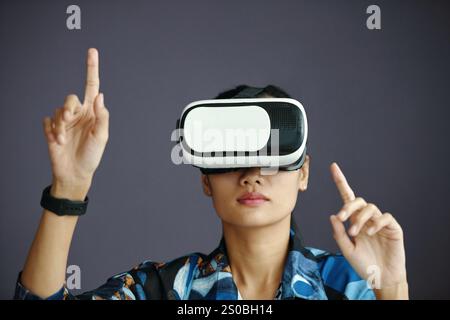 Asiatische Frau mit VR-Headset Stockfoto