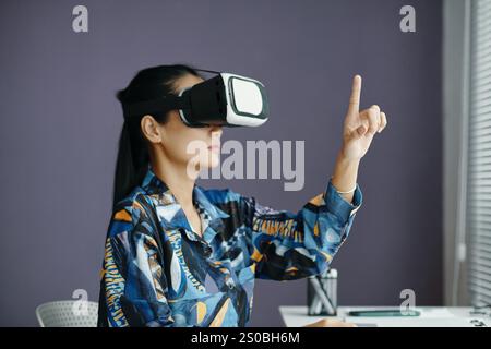 Asiatische Frau Mit Virtueller App Stockfoto