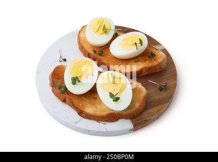 Sandwiches mit hart gekochten Eiern, isoliert auf weiß Stockfoto