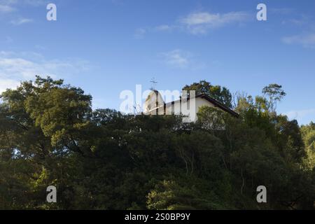 Baskenland, dunkler Sandstrand Playa de La Arena Biscayan zwischen den Gemeinden Ciervana und Musques, Blick in Richtung Eremitage Stockfoto