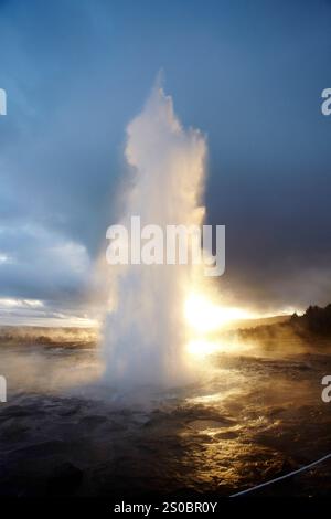 Der Geysir Stokkur bricht aus Stockfoto