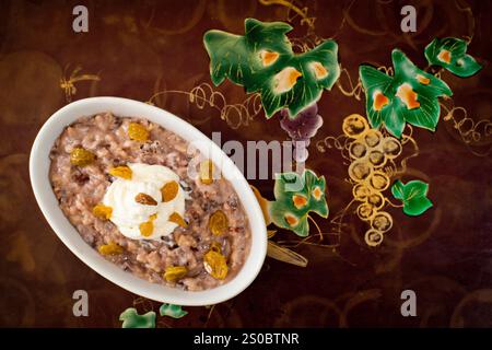 Brotpudding Dessert auf dekoriertem Holz. Stockfoto