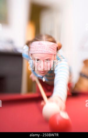 Junge Frau, die Billard spielt. Stockfoto