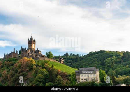 Atemberaubender Sommerblick auf Schloss Cochem in Deutschland Stockfoto