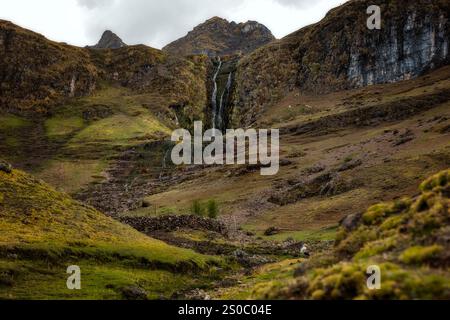 Peruanischer Wasserfall auf dem Lares Trail Stockfoto