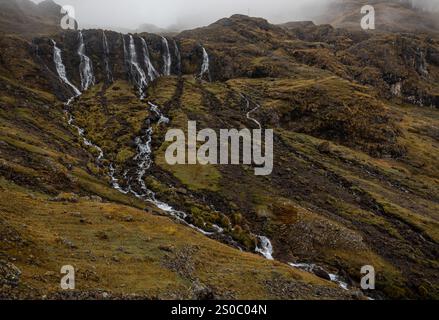 Ein Wasserfall, der während der Lares-Wanderung in Richtung Machu Picchu in Peru fotografiert wurde Stockfoto