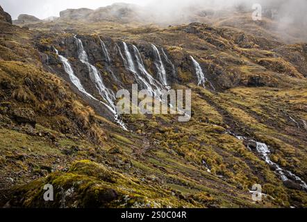 Ein Wasserfall, der während der Lares-Wanderung in Richtung Machu Picchu in Peru fotografiert wurde Stockfoto