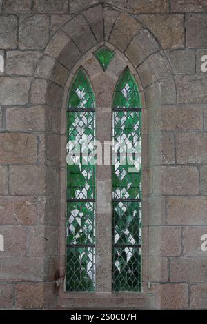 128 Y Tracery, Buntglas-Lanzettenfenster, Gästesaal Südwand, La Merveille-The Marvel im Osten, zweite Etage, Mont-Saint-Michel. Normandie-Frankreich Stockfoto