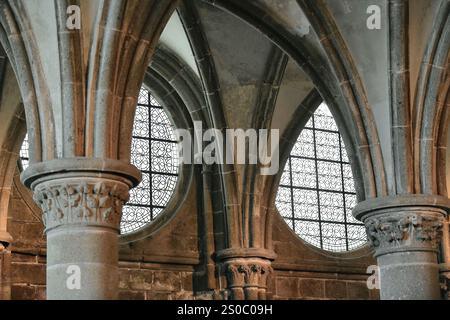 133 gotische Ritterhalle Rippengewölbe und Buntglasfenster, evtl. Scriptorium der 1220 erbauten Abtei Le Mont-Saint-Michel. Normandie-Frankreich Stockfoto