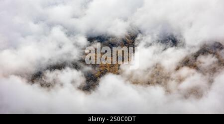 Begibst du dich auf dem Lares Trail durch die Wolken in Peru Stockfoto