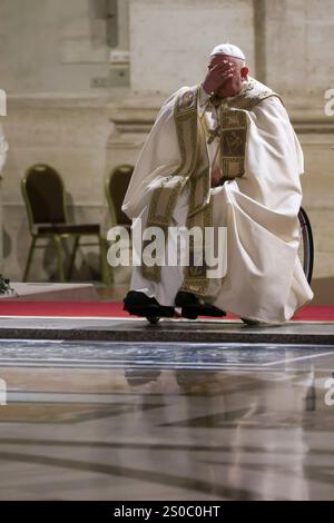 Italien, Vatikanstadt, 24. Dezember 2024 : Papst Franziskus öffnet die Heilige Pforte des Petersdoms und eröffnet das Jubiläum der Hoffnung Foto © Stefano Carofei/Vatican Pool/Sintesi/Alamy Live News Stockfoto