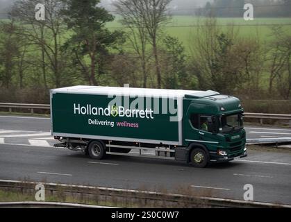 Lastwagen von Holland und Barrett auf der Autobahn M40, Warwickshire, Großbritannien Stockfoto