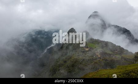 Panoramablick über Machu Picchu vom Sonnentor Stockfoto