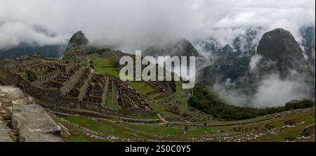Panoramablick über Machu Picchu vom Sonnentor Stockfoto